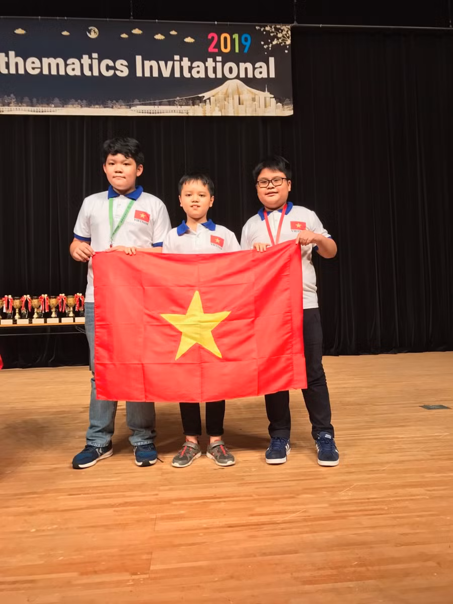 Ba học sinh đạt giải Kim Cương