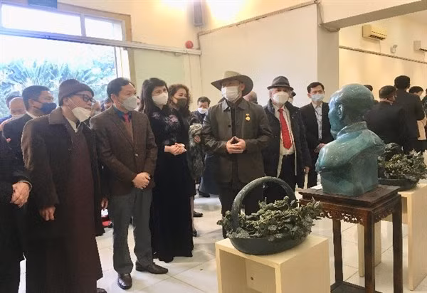 Khách tham quan triển lãm Gốm phù điêu diễn ra vào ngày 11/2 tại Hải Phòng.