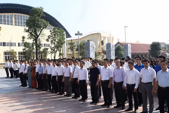Đoàn đại biểu lãnh đạo ĐH Thái Nguyên, các đơn vị thành viên và sinh viên tiêu biểu dâng hương 60 liệt sỹ Thanh niên xung phong đại đội 915, Gia Sàng - TP. Thái Nguyên.