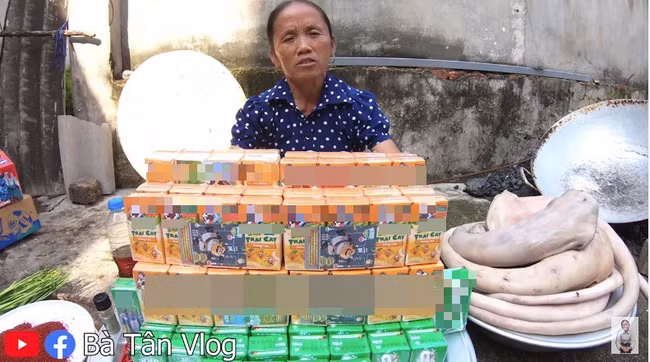 Bà Tân Vlog và con trai bất ngờ xóa video nấu cháo trẻ em với trứng vịt lộn, đồng thời phản ứng “lạ” trước lùm xùm bị tố gian dối và tham lam quá độ - Ảnh 2.