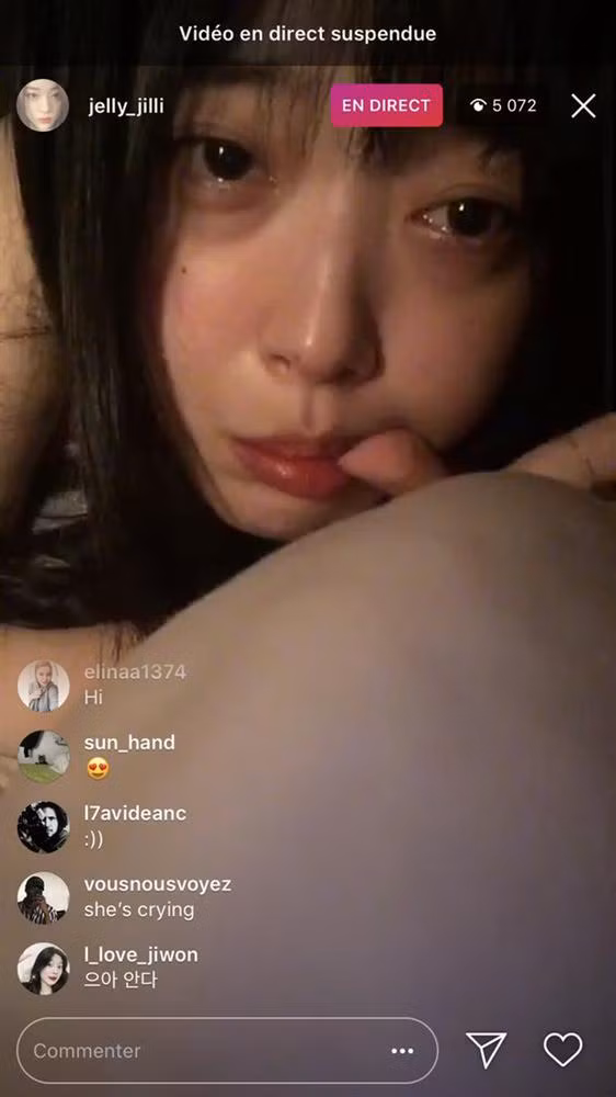 Hình ảnh nữ ca sĩ livestream. Hình ảnh nữ ca sĩ livestream.
