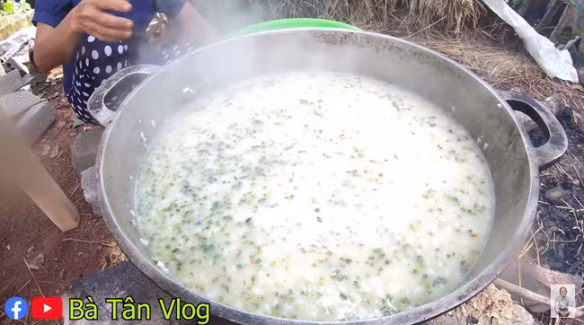 Bà Tân Vlog lại bị tố gian dối, đến mức khán giả gửi cả tâm thư chỉ trích cách nấu món cháo cho trẻ em theo cách chẳng giống ai - Ảnh 4.