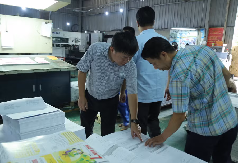 Cán bộ của NXB Giáo dục Việt Nam thăm và động viên công nhân xưởng in Công ty CP in Sơn La.