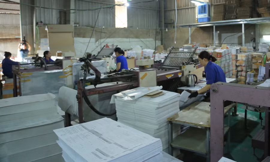 Công ty này phải huy động hết những điều kiện máy móc hiện có, máy in 4 màu, 2 màu và các máy móc tự động, dây chuyền liên hoàn làm sách