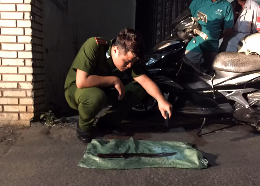 Lực lượng chức năng thu con dao cách hiện trường khoảng 200 m. Ảnh: Lê Trai. Lực lượng chức năng thu con dao cách hiện trường khoảng 200 m. Ảnh: Lê Trai.