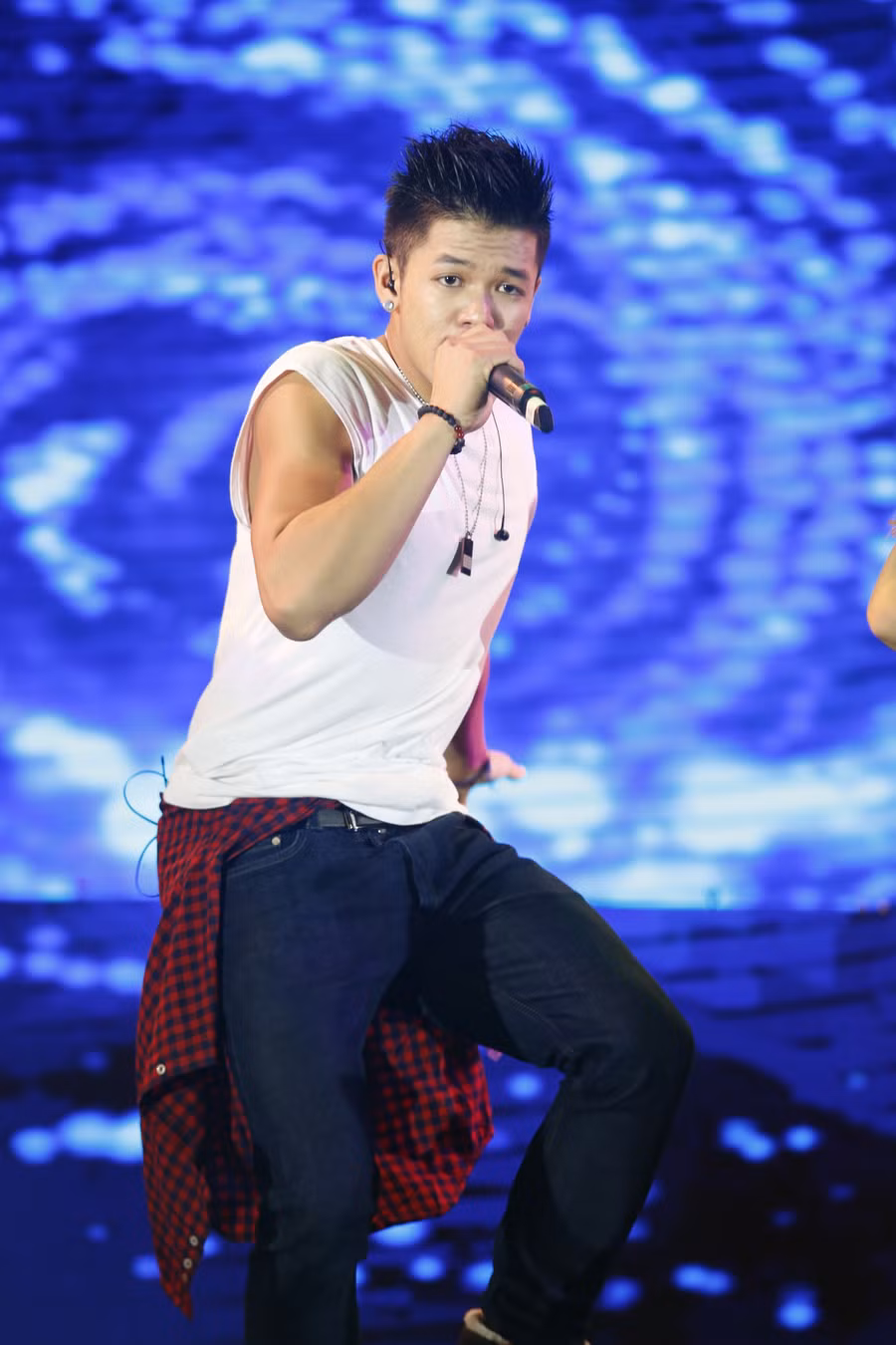 Trước đó, quán quân Vietnam Idol 2015 khiến khán giả phải hòa mình theo giai điệu của Em là bà nội của anh và Put Your Hand Up hay bản tự sự Con đường tôi. Trước đó, quán quân Vietnam Idol 2015 khiến khán giả phải hòa mình theo giai điệu của Em là bà nội của anh và Put Your Hand Up hay bản tự sự Con đường tôi.