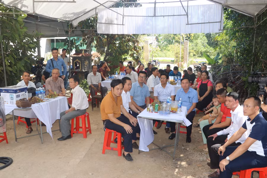 Chính quyền địa phương và các nhà hảo tâm cùng đông đảo bà con nhân dân tham dự buổi Lễ. (Ảnh: Vũ Long) Chính quyền địa phương và các nhà hảo tâm cùng đông đảo bà con nhân dân tham dự buổi Lễ. (Ảnh: Vũ Long)