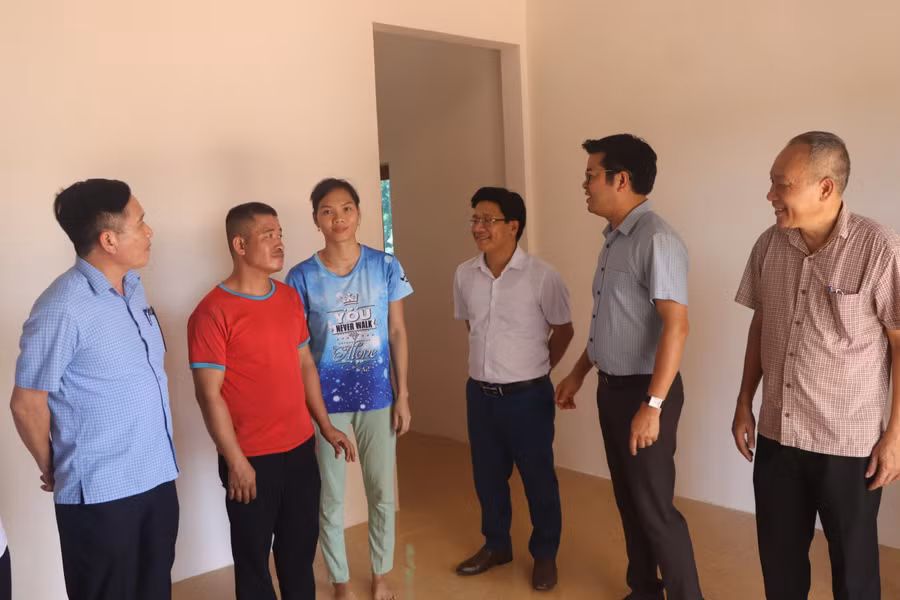 Vợ chồng anh Huân - chị Dung phấn khởi trong ngôi nhà mới bàn giao. (Ảnh: Vũ Long) Vợ chồng anh Huân - chị Dung phấn khởi trong ngôi nhà mới bàn giao. (Ảnh: Vũ Long)