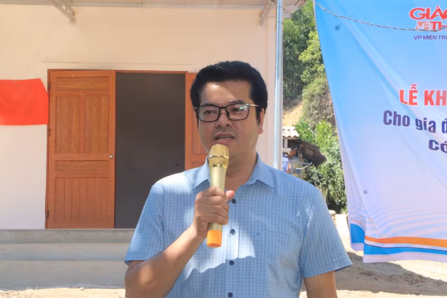 Nhà báo Nguyễn Văn Dũng – Trưởng văn phòng đại diện Báo GD&TĐ khu vực Miền Trung – Tây Nguyên phát biểu tại buổi lễ bàn giao nhà nhân ái. (Ảnh: Vũ Long) Nhà báo Nguyễn Văn Dũng – Trưởng văn phòng đại diện Báo GD&TĐ khu vực Miền Trung – Tây Nguyên phát biểu tại buổi lễ bàn giao nhà nhân ái. (Ảnh: Vũ Long)