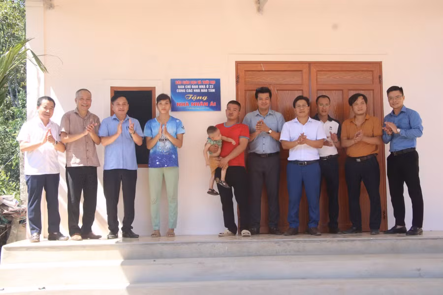 Đại biểu và các nhà tài trợ làm lễ bàn giao nhà nhân ái cho gia đình anh Nguyễn Đình Huân. (Ảnh: Vũ Long)