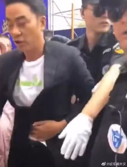 Clip: Tài tử Nhậm Đạt Hoa bị người lạ dùng dao đâm tại sự kiện ảnh 1 Giải trí - Clip: Sốc cảnh tài tử Nhậm Đạt Hoa bị người lạ dùng dao đâm tại sự kiện