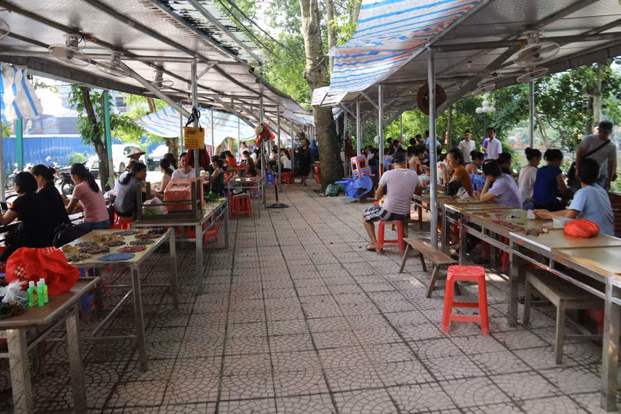 Bất ngờ những món hàng nhỏ xíu giá tiền tỷ trong khu chợ quê ở Yên Bái