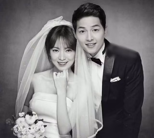  Ngay sau khi hoàn tất thủ tục ly hôn, Song Hye Kyo xóa toàn bộ ảnh chụp chung với Song Joong Ki trên Instagram - kể cả loạt ảnh hậu trường cùng đoàn phim Hậu duệ mặt trời - tác phẩm giúp họ nên duyên 