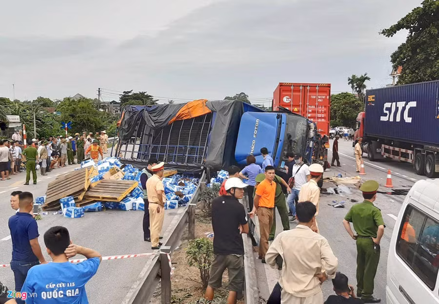 Hiện trường chiếc xe tải chở nước đâm vào dải phân cách, đè chết 5 người, 2 người bị thương. Ảnh: Hồng Quang.