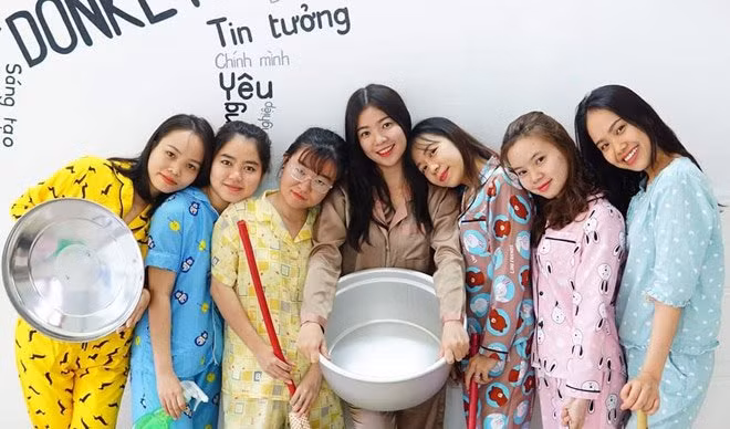nu nhan vien da nang mac do ngu di lam gay tranh cai du doi - 5