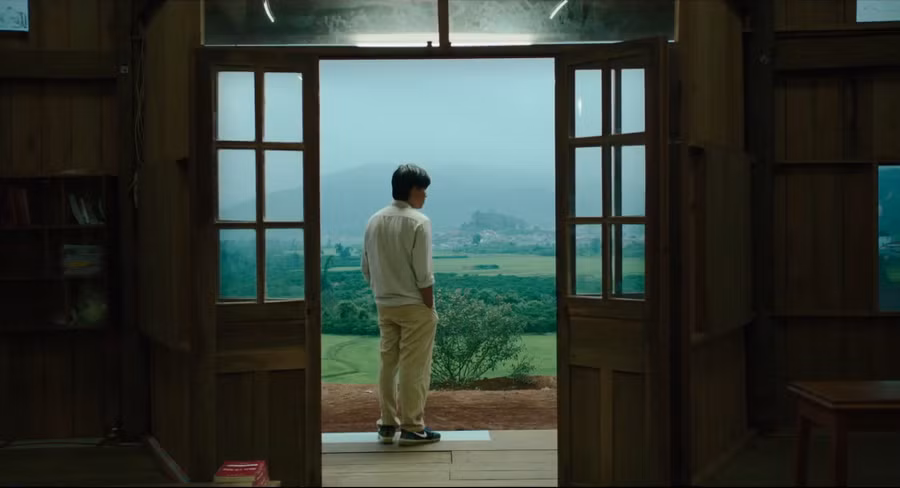 Chụp từ trailer phim 'Bên trong vỏ kén vàng'. Chụp từ trailer phim 'Bên trong vỏ kén vàng'.