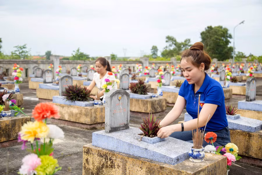 Các đoàn viên, thanh niên thắp hương tri ân các Anh hùng liệt sĩ tại Nghĩa trang liệt sĩ xã Cam Thủy (huyện Cam Lộ, tỉnh Quảng Trị).
