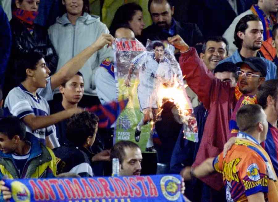 Người hâm mộ Barca đốt hình của Figo tại Nou Camp.