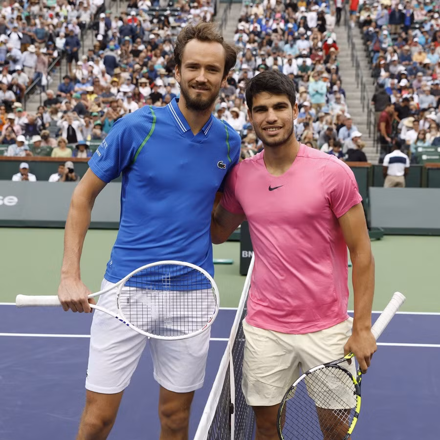 Carlos Alcaraz (bên phải) và Medvedev trước trận chung kết BNP Paribas Open. Ảnh: ITN. Carlos Alcaraz (bên phải) và Medvedev trước trận chung kết BNP Paribas Open. Ảnh: ITN.