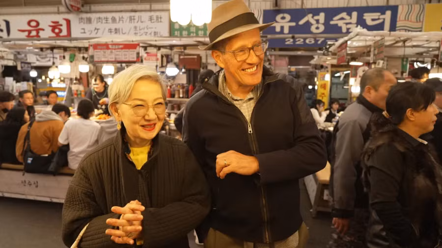Ngôi sao YouTube Hyunju Cho (trái). Ảnh: CNN