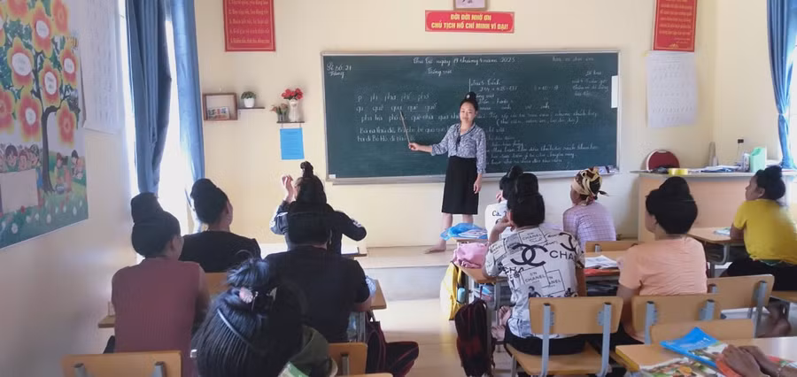 Học viên tham gia lớp xóa mù chữ ở Trường PTDTBT TH Rạng Đông (huyện Tuần Giáo, tỉnh Điện Biên). Ảnh: NTCC