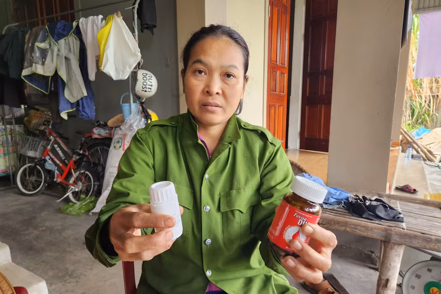 Sức khỏe chị Đặng Thị Thắm ngày càng yếu, phải thường xuyên uống thuốc điều trị bệnh. Sức khỏe chị Đặng Thị Thắm ngày càng yếu, phải thường xuyên uống thuốc điều trị bệnh.