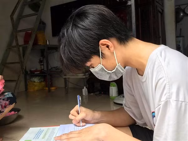 Em L.V.P. (HS lớp 12, Trường THPT Bình Thủy, TP Cần Thơ) có ba mất vì Covid-19 yên tâm học tập nhờ sự hỗ trợ, giúp đỡ của nhà trường, thầy cô.