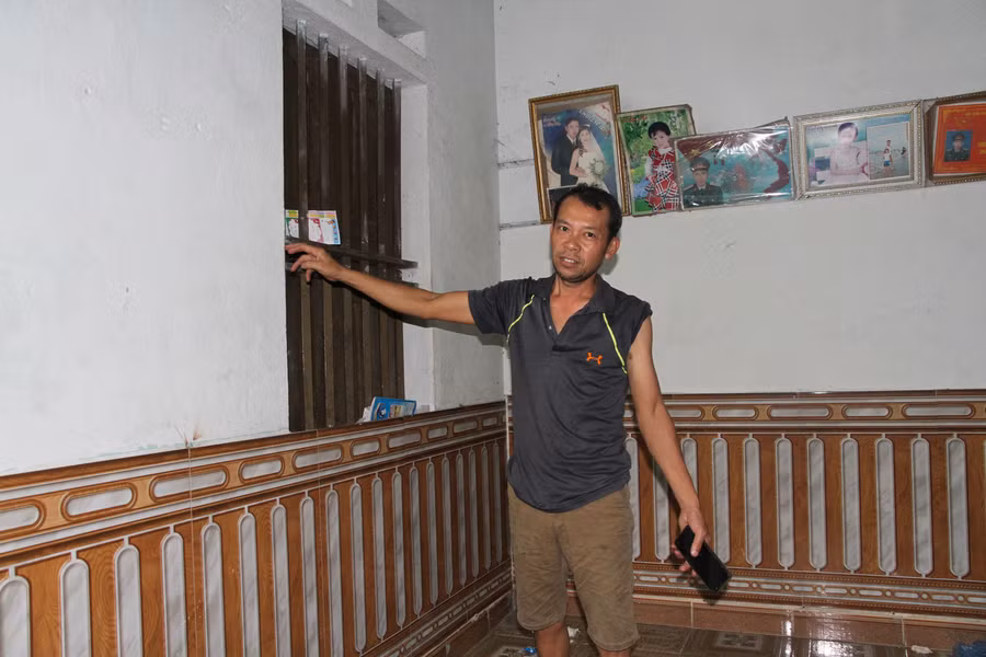 Có thời điểm, nước ngập sâu ngang cửa sổ căn nhà của ông Hoàng Vĩnh Vệ. Có thời điểm, nước ngập sâu ngang cửa sổ căn nhà của ông Hoàng Vĩnh Vệ.