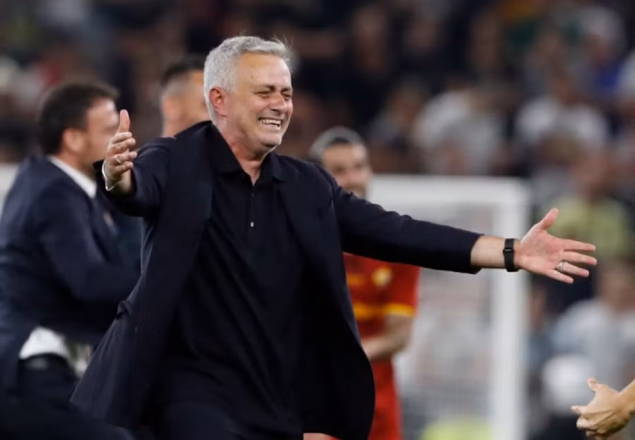Jose Mourinho ăn mừng danh hiệu đầu tiên kể từ năm 2017.