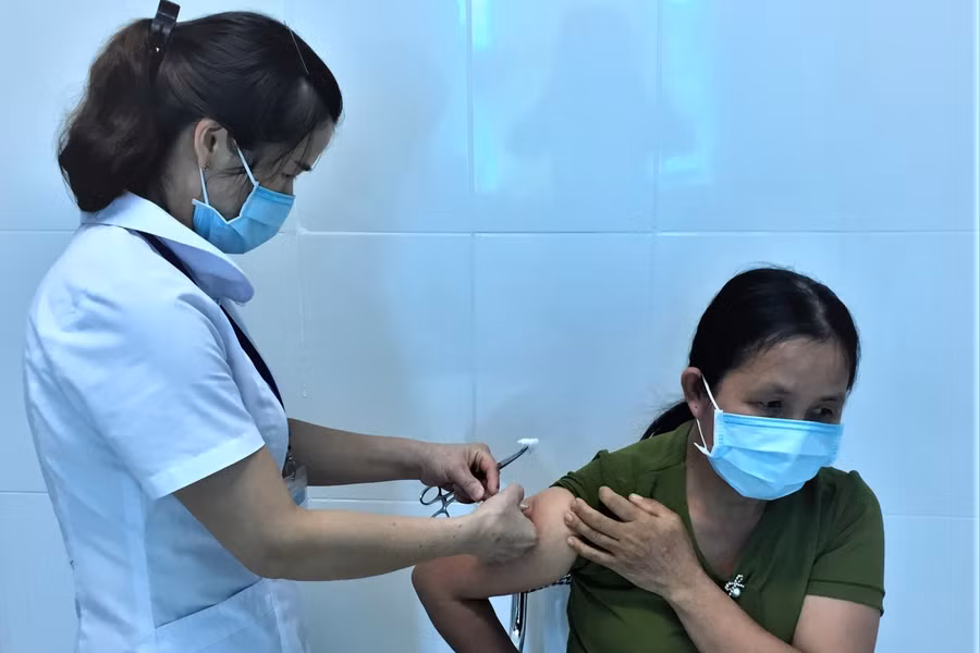 Người dân nên tiêm vắc-xin dự phòng dại càng sớm càng tốt, trước cả thời điểm phơi nhiễm để chủ động phòng tránh bệnh. Ảnh minh họa.
