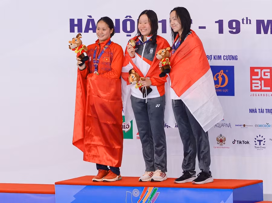 Mỹ Tiên (ngoài cùng bên trái) giành Huy chương Bạc SEA Games 31 nội dung 800m bơi tự do nữ với thành tích 8 phút 51 giây 73.