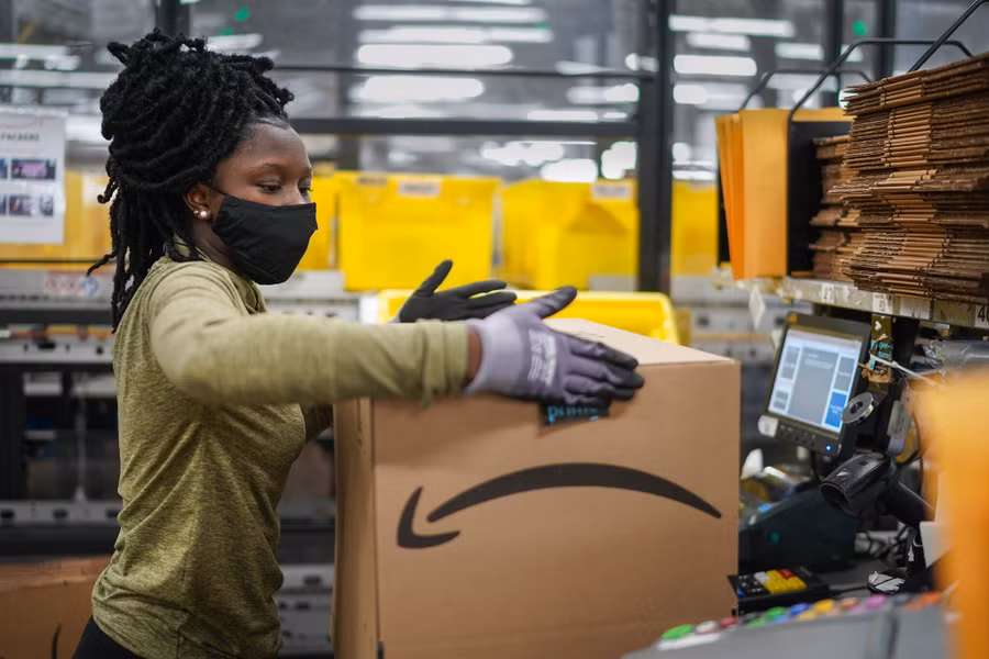 Người trẻ Mỹ bỏ học đi làm trong các nhà kho của Amazon.