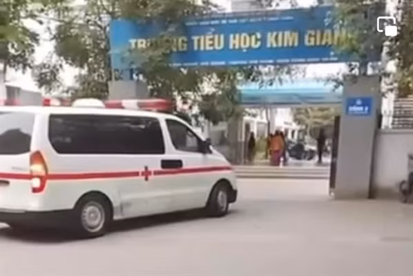 Xe cứu thương tới đưa học sinh bị ngộ độc đi cấp cứu. Xe cứu thương tới đưa học sinh bị ngộ độc đi cấp cứu.