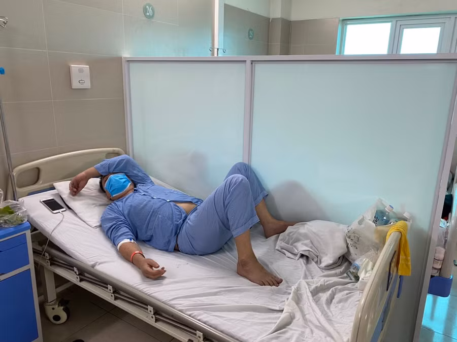 Bệnh nhân điều trị sốt xuất huyết tại Bệnh viện Thanh Nhàn. Ảnh: Vân Huyền.