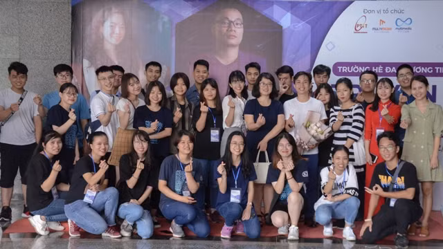 Sinh viên Học viện Công nghệ Bưu chính Viễn thông chụp ảnh lưu niệm với các diễn giả
