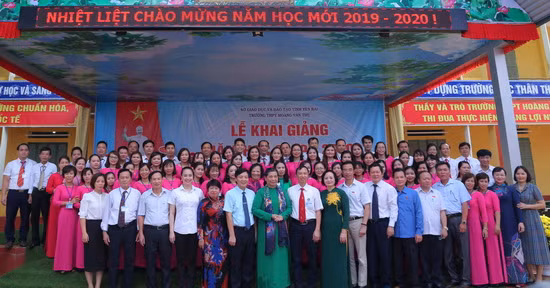 Đồng chí Tòng Thị Phóng cùng tập thể sư phạm Trường THPT Hoàng Văn Thụ.