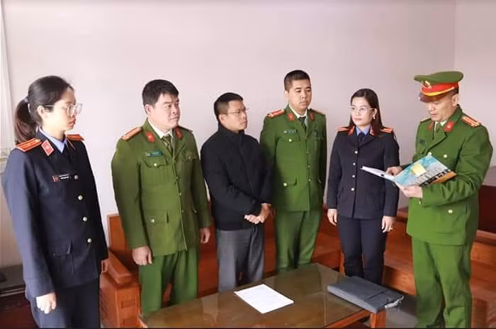 Cơ quan CSĐT thi hành lệnh bắt bị can Nguyễn Văn Nam, trưởng phòng Tài nguyên &amp; Môi trường huyện Bắc Yên.