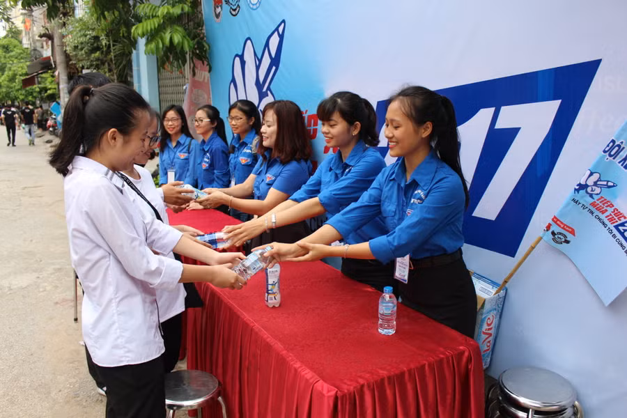 Tình nguyện viên tiếp sức cho thí sinh tại các điểm thi Tình nguyện viên tiếp sức cho thí sinh tại các điểm thi