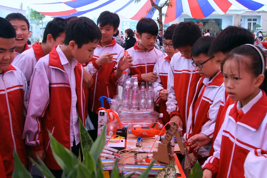 Chương trình "Đưa nhà khoa học đến với học sinh” thực sự là ngày hội STEM với học sinh. Ảnh: Việt Hà