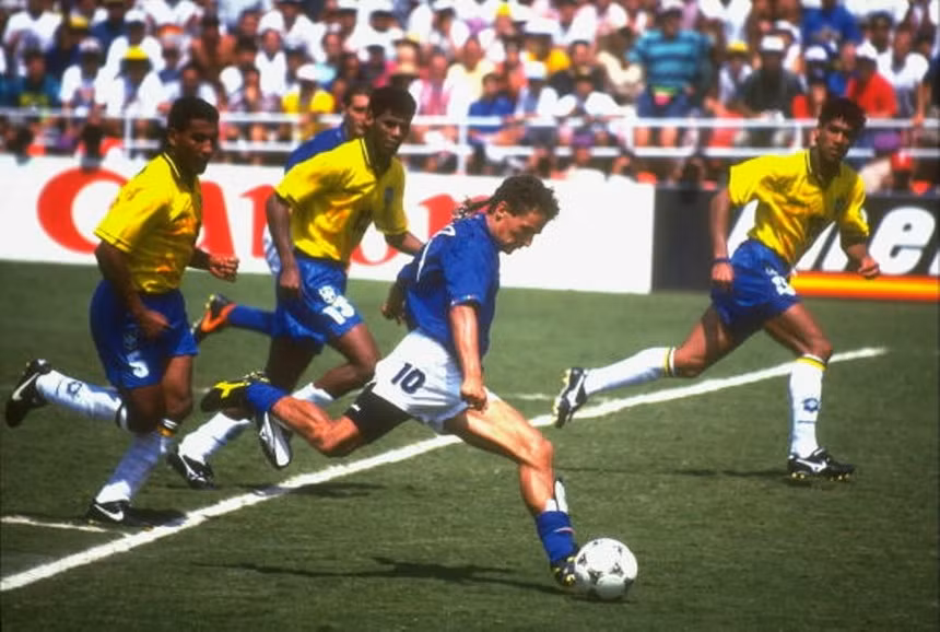 Baggio (số 10) trong trận chung kết World Cup 1994 với Brazil.
