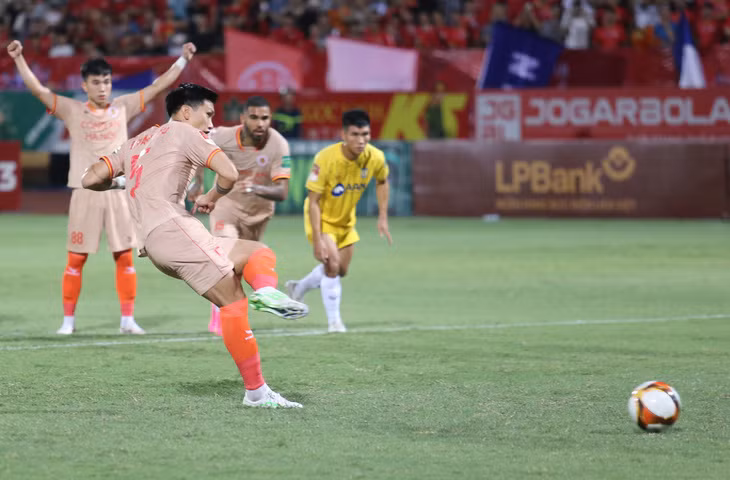 Văn Hậu hiện đang khoác áo Công an Hà Nội thi đấu tại V.League 2023.