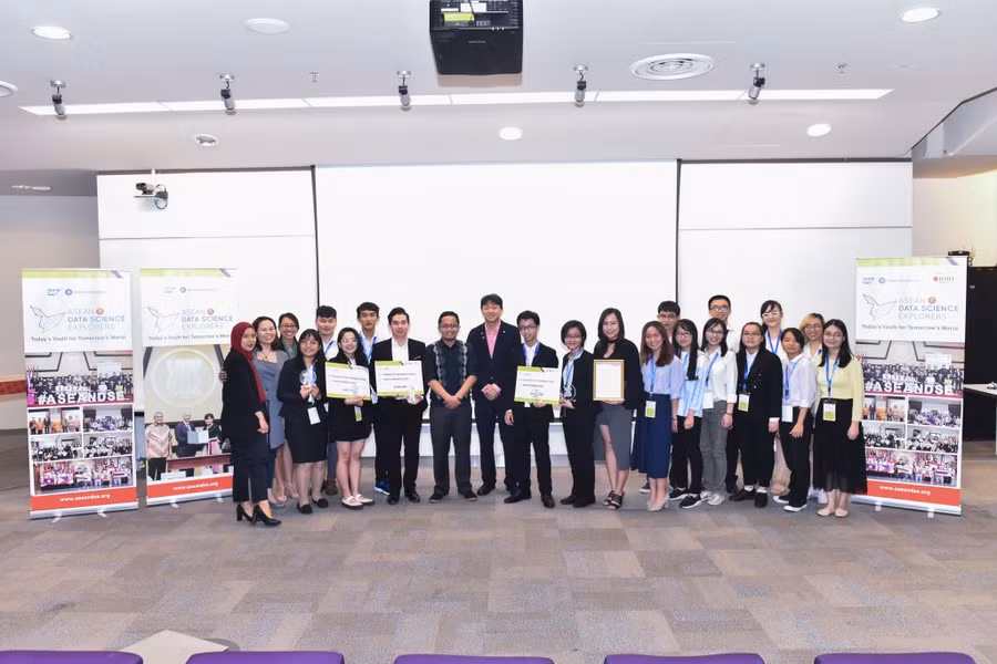 BTC chụp ảnh lưu niệm với các đội tham dự BTC chụp ảnh lưu niệm với các đội tham dự