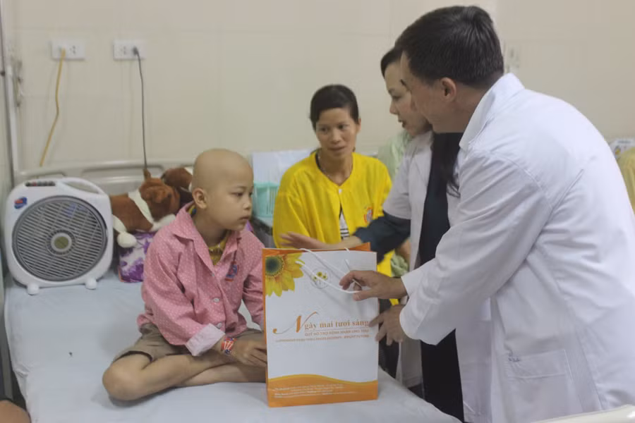 Bộ trưởng Bộ Y tế và Giám đốc Bệnh viện K trao quà cho bệnh nhi