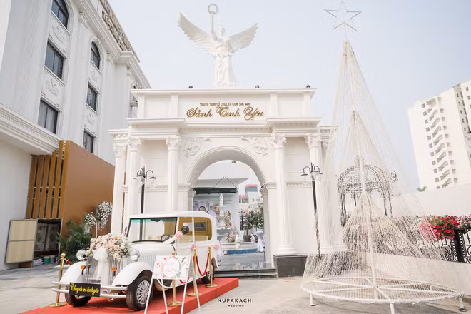 Decor không gian tiệc cưới như 1 lâu đài trong chuyện cổ tích với tông màu sáng: hồng, xanh, vàng kết hợp.