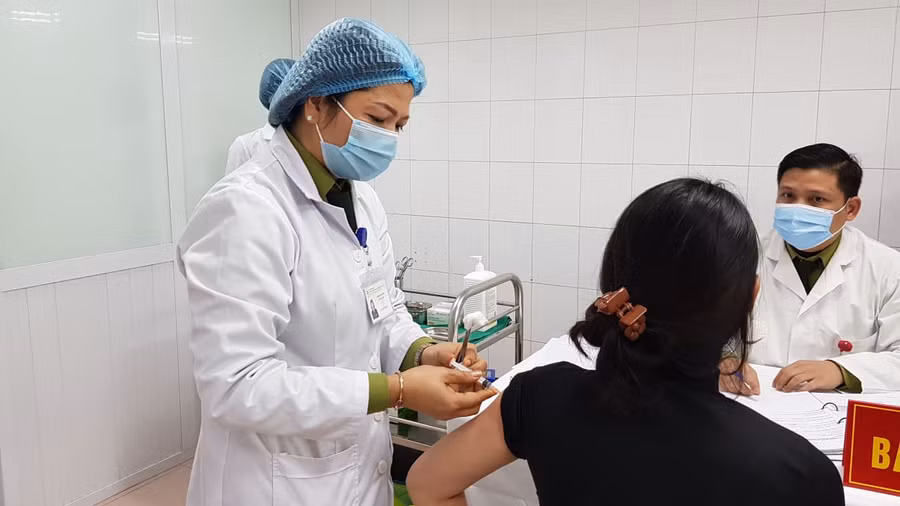Tiêm vắc xin NanoCovax liều 25mcg mũi 2 cho người tình nguyện sáng ngày 14/1. Ảnh: Báo SK&ĐS