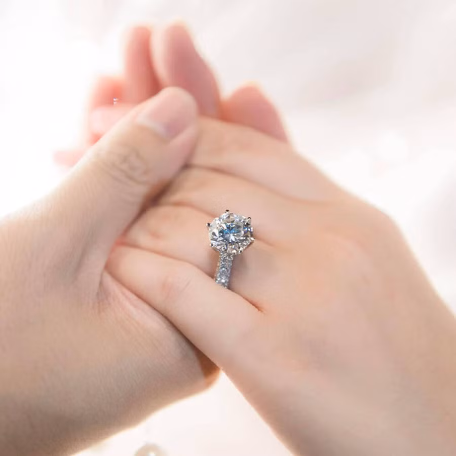 Trên trang cá nhân của mình, chú rể Phan Thành cũng đăng tải bức ảnh nhẫn cưới kim cương ngầm khẳng định tin vui về chung một nhà của cặp đôi.