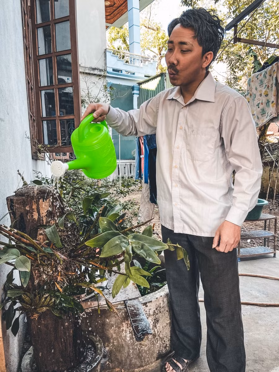 Không chỉ có khuôn mặt giống, nam thanh niên khiến cư dân mạng trầm trồ nhận xét cả về trang hục và hình dánh cũng rất giống với hình tượng "bố già Trấn Thành".