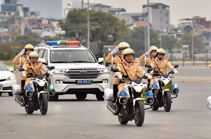 Cảnh sát giao thông dẫn đoàn. Ảnh: Baogiaothong.