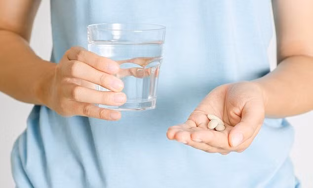 Khi đã uống thuốc giảm đau đúng chỉ dẫn về liều lượng mà sau một thời gian cơn đau vẫn không giảm, bạn không được tăng liều gấp đôi hoặc dùng thêm thuốc khác, mà cần đi khám để được bác sĩ tư vấn.