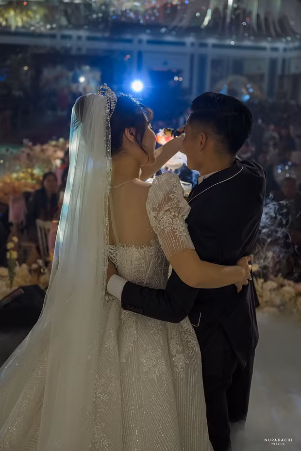 Đám cưới được tổ chức và sắp xếp rất công phu, cầu kì bởi ekip quay phim, chụp ảnh chuyên nghiệp từ Hà Nội. Riêng tiền chụp ảnh và quay video cho đám cưới đã lên tới gần 400 triệu.